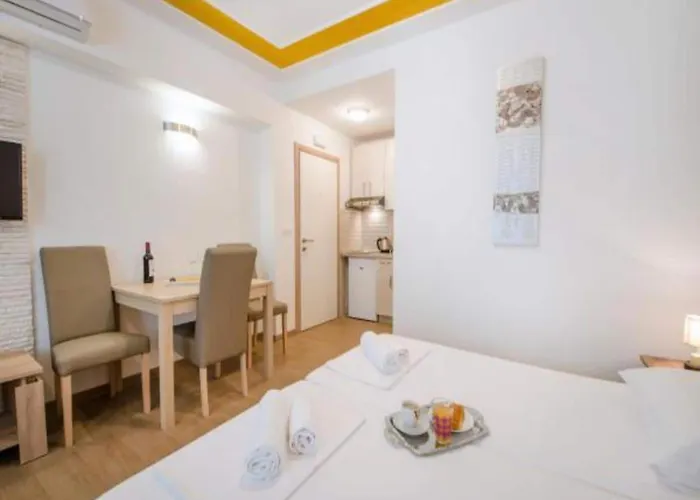 Mia St *